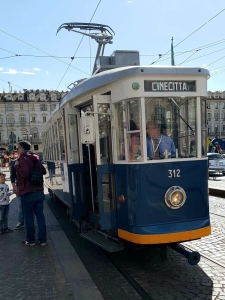 Torino che legge in tram storico